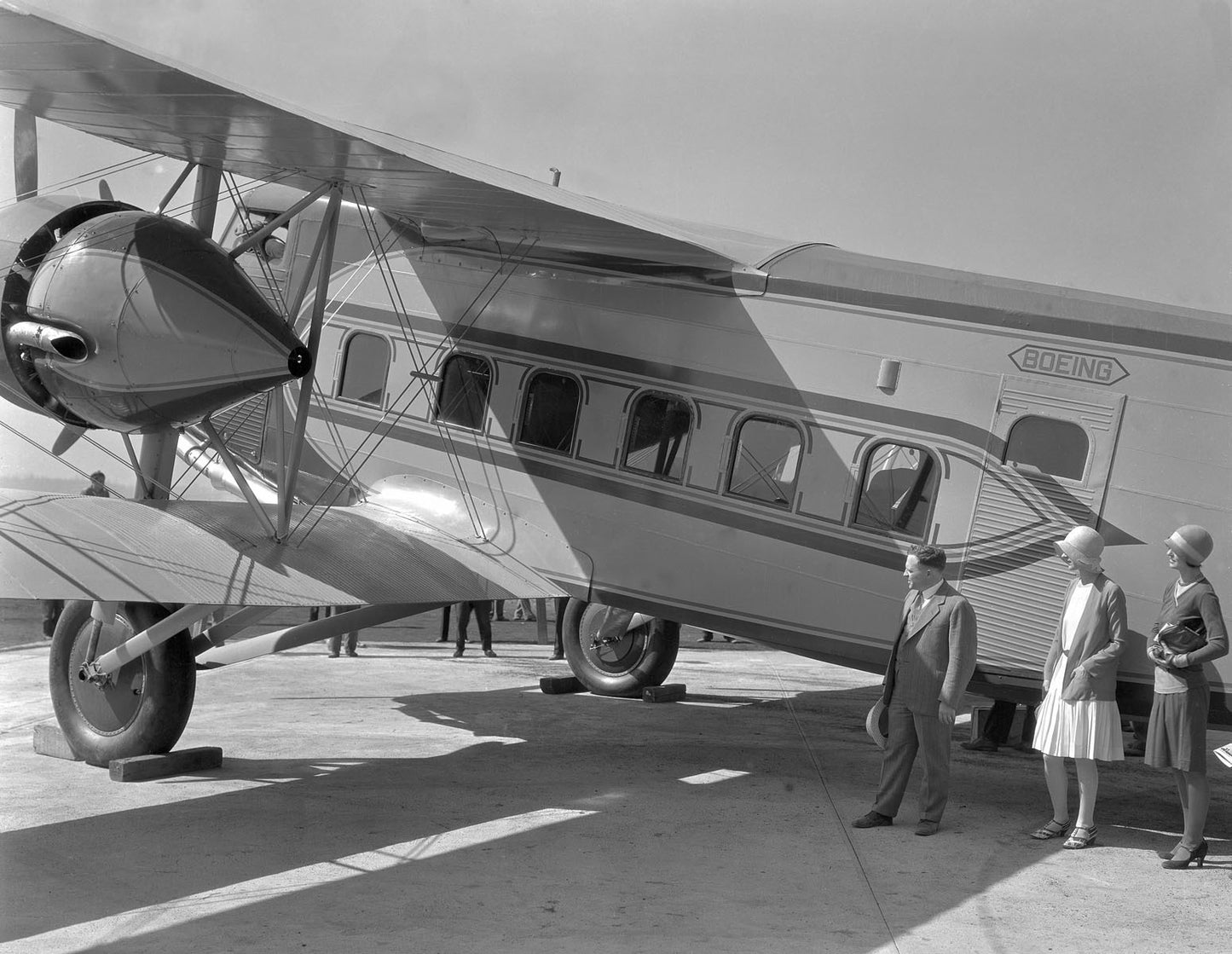 Sightseers next to Model 80A BI211886