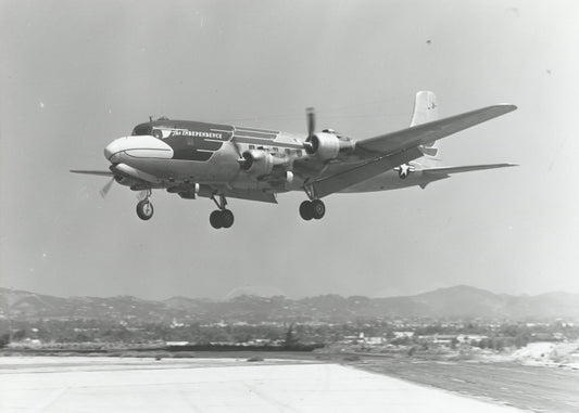 VC-118A "Independence" Landing BI41750