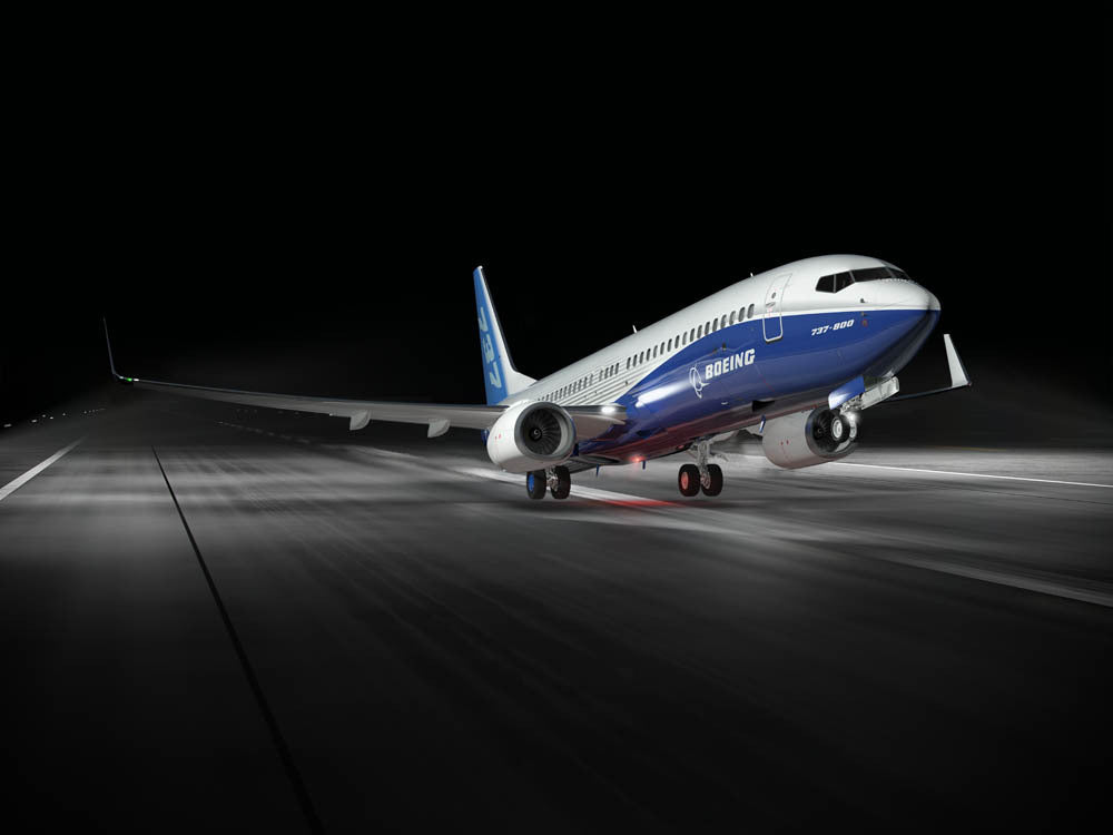 737-800 nightime take off BI42266