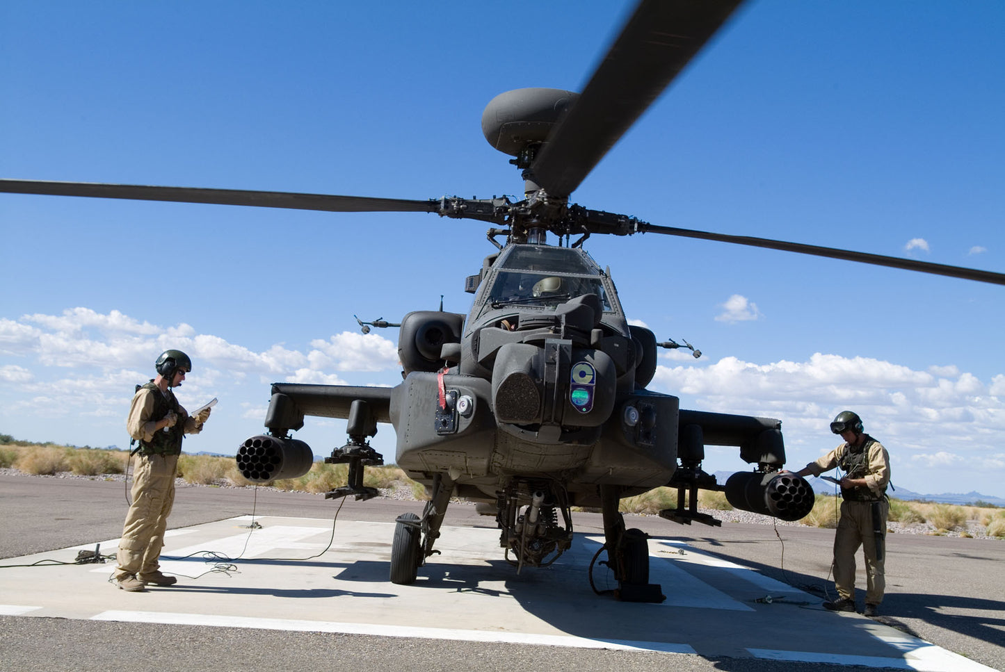 United Kingdom AH Mk1 with Ground Crew in Arizona BI227043